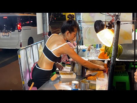 Mouth watering Food!  The Most Popular Roti Lady in Bangkok