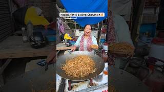 Nepali Aunty Selling Chowmein Just For ₹5 to Kids 🔥 #youtubeshortsindia #indianstreetfood #delhi