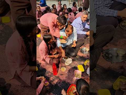 Alakh sir को हाथ से खाना खिलाया 🥹 | PhysicsWallah At Goverment School