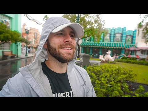 Rainy Christmas Morning At Hollywood Studios: Christmas Has Arrived With Some NEW Decoration!