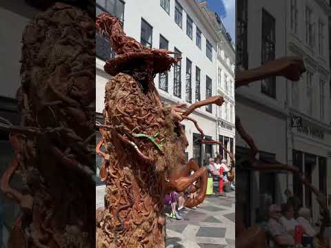 Street Magic Tricks, Levitating Street Performer, Amagertorv Copenhagen, Denmark #capcut