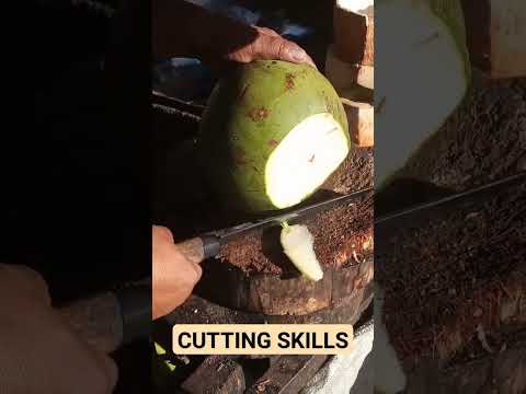 AMAZING COCONUT CUTTING SKILLS ASMR #satisfying #streetfood #youtubeshorts @GatchieJr33