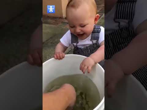 cute baby catching fish. 😋😋 #shorts #cute #cute baby and fish #youtubeshorts