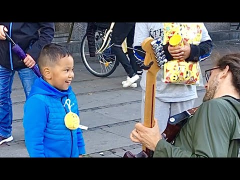 Amazed kid watching a Street Artist in Copenhagen, Denmark - Borja Catanesi