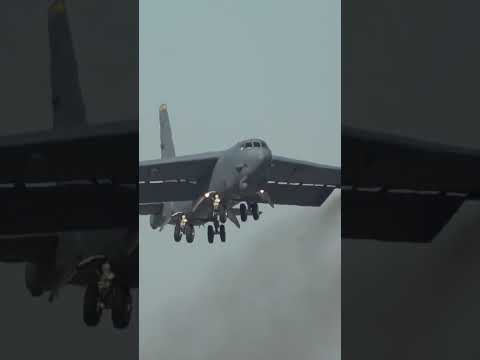 B-52 Screaming Takeoff #shorts #b52bomber #b52stratofortress