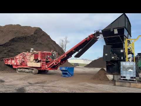 Morbark 3400XT TRACKED Horizontal Grinder Takes on the Mulch Yard!