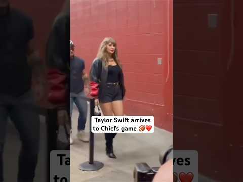 #TaylorSwift arrives in all-black look for #Chiefs game 🖤🏈 (🎥: jaredkoller)