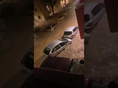 El agua se lleva los coche #inundación #valencia #desastre