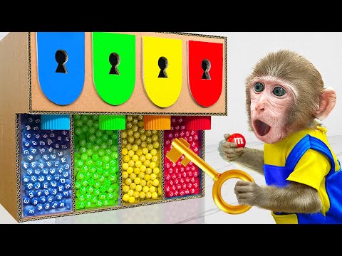 KiKi Monkey unbox Rainbow MM Candy Dispenser Machine at swimming pool with Duckling|KUDO ANIMAL KIKI