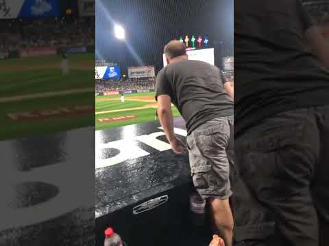 Amir Garret throws his drink at a heckling fan 😮