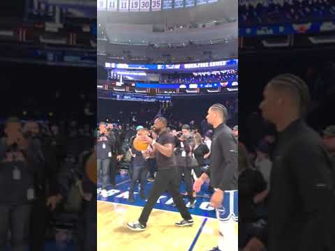 Jon Jones warmed up with the Knicks’ Josh Hart 🏀🗽 (via nyknicks/TT)