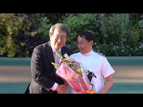 【勝浦正樹 引退式】西山オーナーと抱き合って感極まる勝浦騎手【現地】