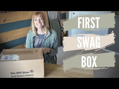 Opening my First Box of Swag: Small Youtuber ID90 Travel