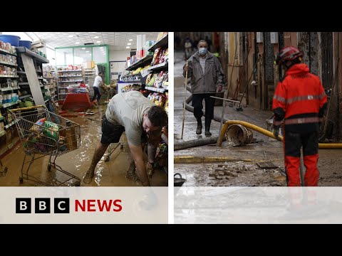 Thousands evacuated as Málaga hit with torrential rain following Spain deadly floods | BBC News