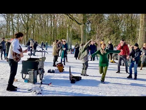 Street Performer makes People Dance in the Snow! Funk Guitar