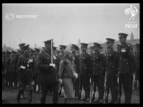 ROYALTY:  Duchess of York inspects King's own Yorkshire light infantry regiment on first o...(1927)