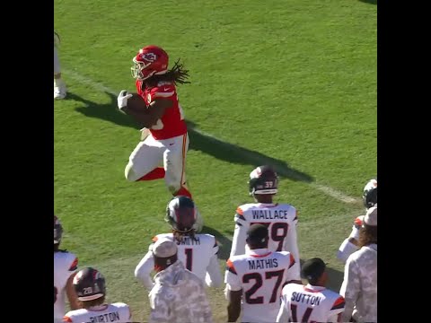 Kareem Hunt catches for a 26-yard Gain vs. Denver Broncos