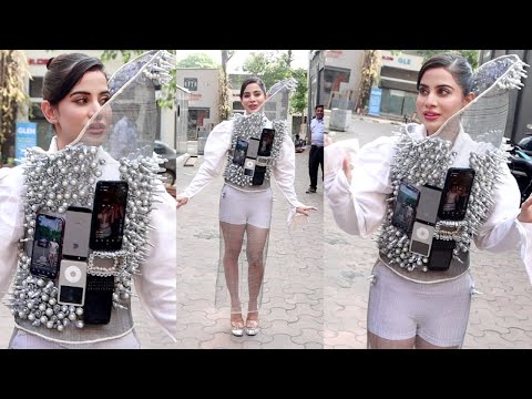 Urfi Javed In 25 Kg Iron Armor - Female Version Of Chitti Robot Walks On Mumbai Road