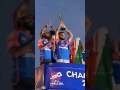 Virat Kohli lifting the Trophy in Team India Victory Parade | Wankhede stadium | Marine drive