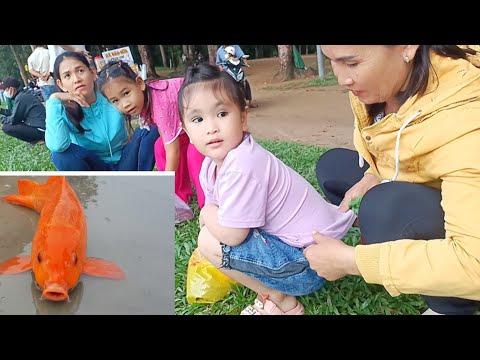 Về quê ngoại chơi được đi AO BÀ OM cho cá ăn | Babycute Nhi