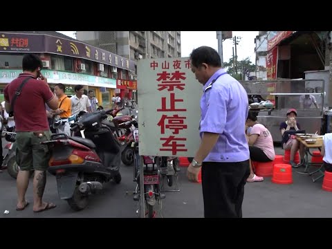 “这条街上，我说了算！”掌管夜市30年，没他同意小孩花也不能卖