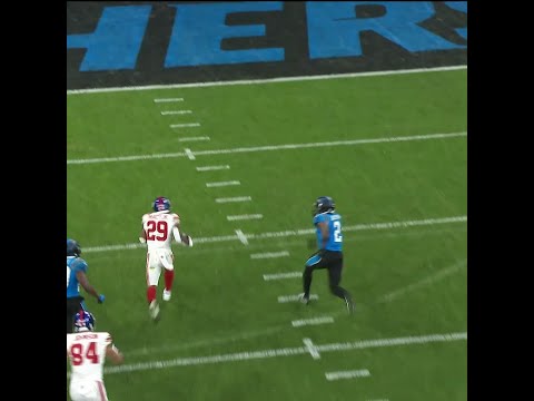 Tyrone Tracy rushes for a 32-yard touchdown vs. Carolina Panthers