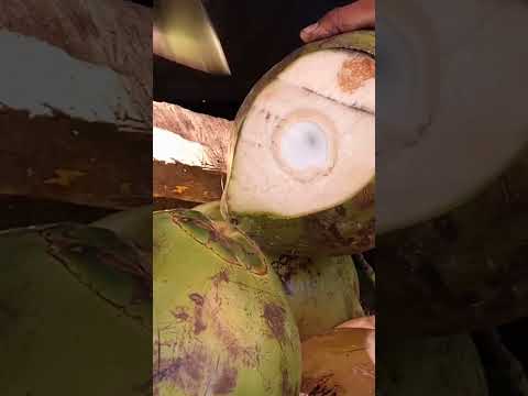 super sharp bolo knife #satisfying #coconut #coconutjuice #streetfood #youtubeshorts @GatchieJr33