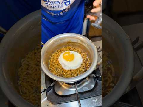 Korean Egg Noodles - Ramyeon 4,000KRW) - Korean Street Food #shortsvideo