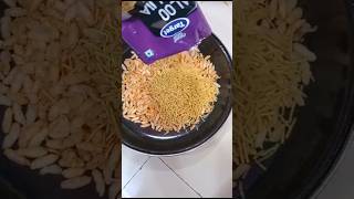 Chatpata Aaloo Shev in Bhel 😋 #bhelpuri #bhel#bhelpurirecipe #streetstylechat#shorts #cooking#recipe