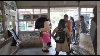 チコちゃんに叱られる 写真集撮影 駅の待合室