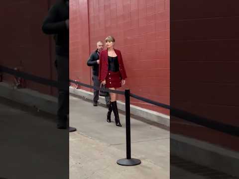 #TaylorSwift arrives with her parents for #Chiefs vs. Broncos! ❤️🏈🫶 🎥: Katie Maher #shorts