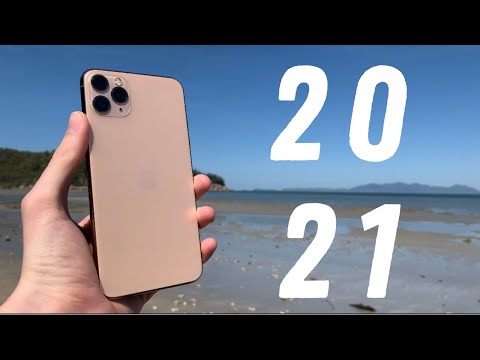 iPhone 11 Pro Max in 2021 Review - Forget the iPhone 13!