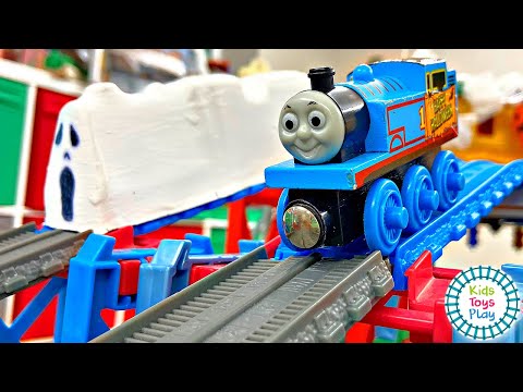 Thomas and Friends Halloween Superstation Speedway Train Races