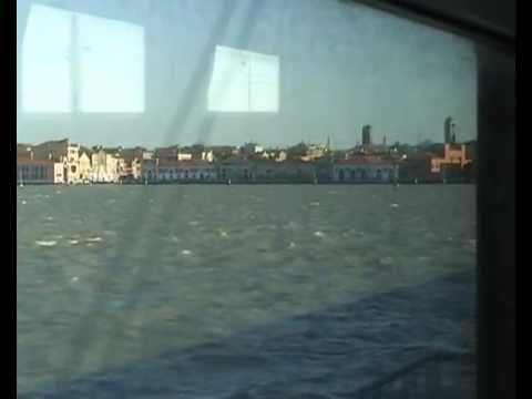 Venise: traversée de la lagune en train.