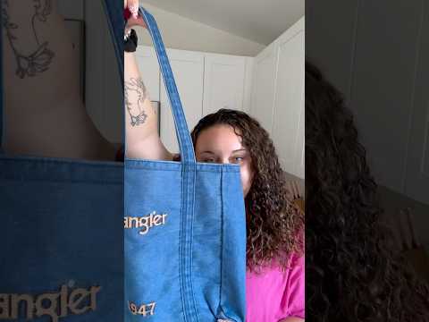 Wrangler denim tote💙 #packmypurse #packmybag#wrangler#wranglerpartner#montanawest#fallfashion#denim