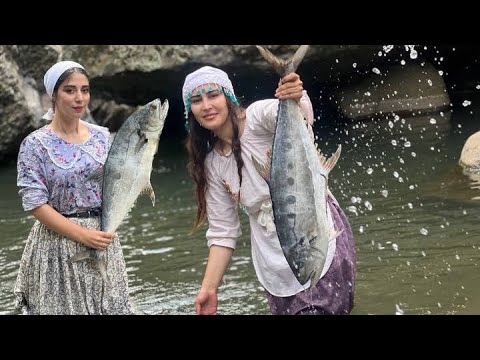 Village girls cooking by the river! Cooking Narrow-barred with fresh vegetables!