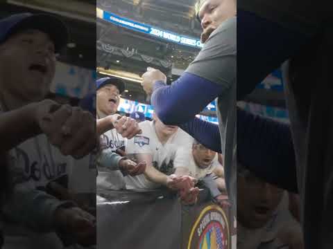 Brusdar handing out Yankee Stadium dirt to fans after the game is everything. #worldseries