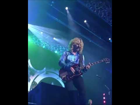 Tommy Shaw tearing it up on "Blue Collar Man." #shorts