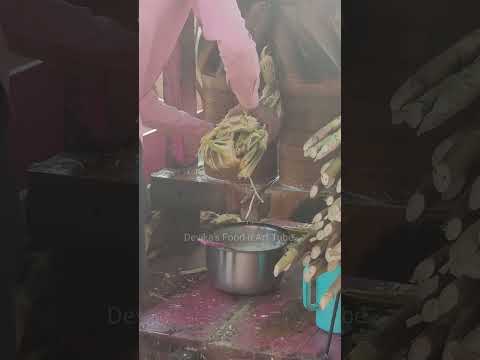 गन्ने से रस निकालने की प्राचीन विधि || Making of sugarcane juice by a Bull || उन्हाळ्यात ऊसाचा रस