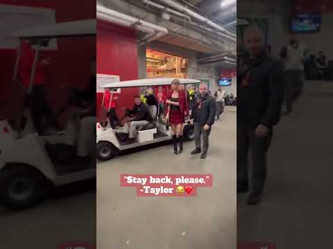 taylor making sure they said please ❤️😂 #taylorswift #nfl #kansascitychiefs  via SportsRadio810 X