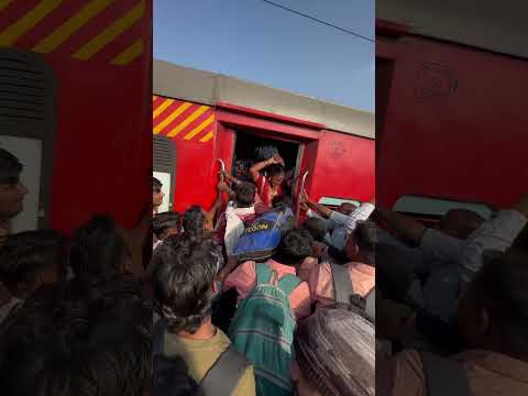 Akhri Train Bihar Jaane ke liye Diwali se phele aur Ladies ko Chapal se Marna pada. #viralvideo