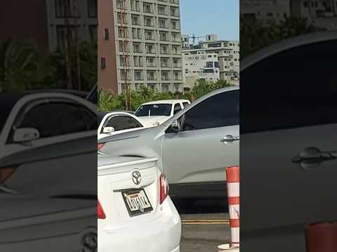 Cómo se ves un parqueo en una plaza comercial