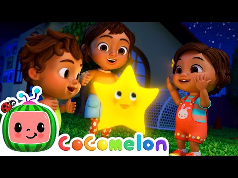 Twinkle Twinkle Little Star | Learn Spanish with Nina's Familia | CoComelon Nursery & Kids Songs