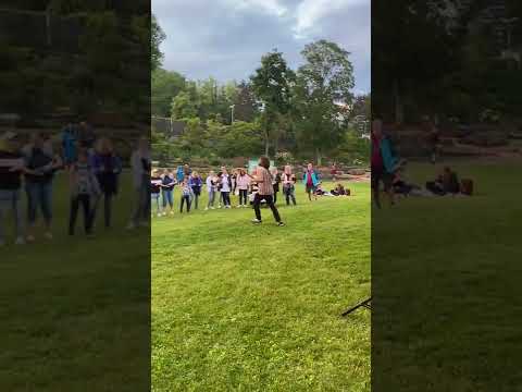 Guitarist playing with the Crowd - Borja Catanesi - Ludwigsburg Busker Festival