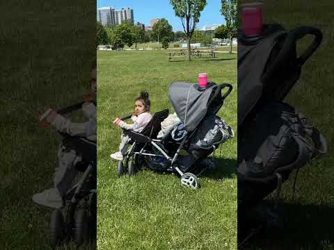 flying kites from her stroller 😂🤦🏾‍♀️🫶🏽