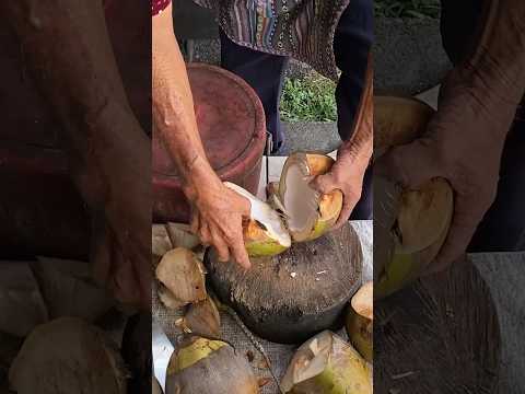 80 year old grandpa cutting coconut - Malaysia Street Food #shortsvideo