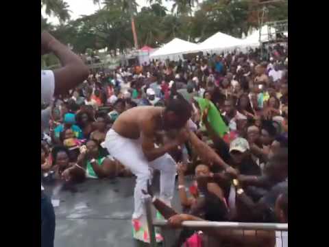 Dexta Daps brings fan back on stage in Tobago May 29 2016