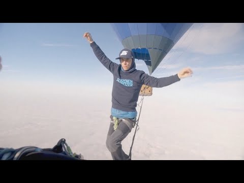 Slackliners Set Record Walking Between Hot Air Balloons