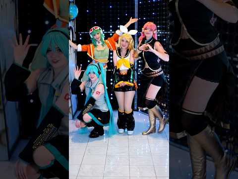 Vocaloid cosplays?? In 2024?? 👀🎶✨ w/ @prototype_fox @halcybella @Dajackies  at Dreamscapes