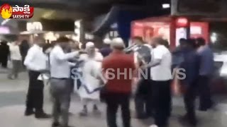 Fighting Between Cab Drivers Over Taxi Fare In Shamshabad Airport